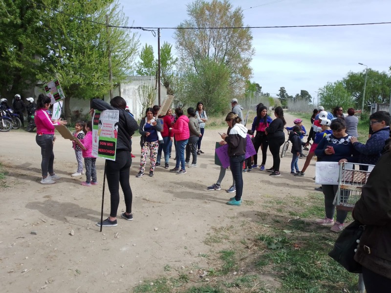 Marcha de vecinos para sealar a un abusador en el barrio Cuarteles